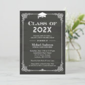 Invitation Classe Chalkboard de 2025 Grad Casquette Grad Grad (Debout devant)