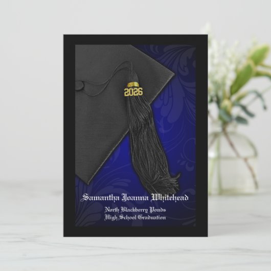 Invitation Classe de 2025 Blue Tassel Charm Black Graduation (Debout devant)