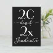 Invitation Classe De 2025 Graduation Chic Noir Blanc Script (Debout devant)