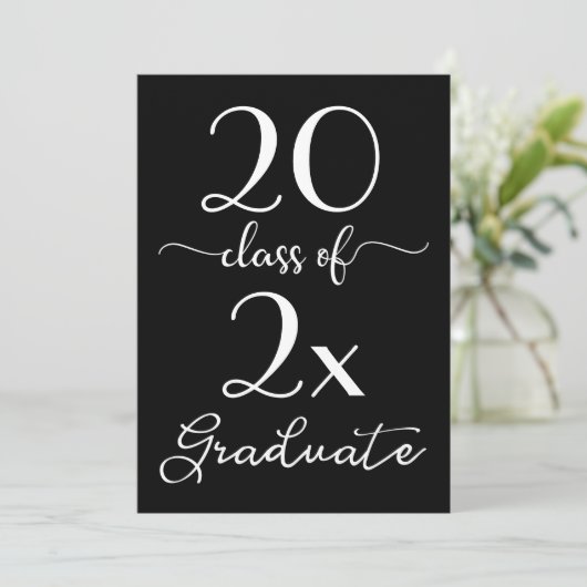 Invitation Classe De 2025 Graduation Chic Noir Blanc Script (Debout devant)