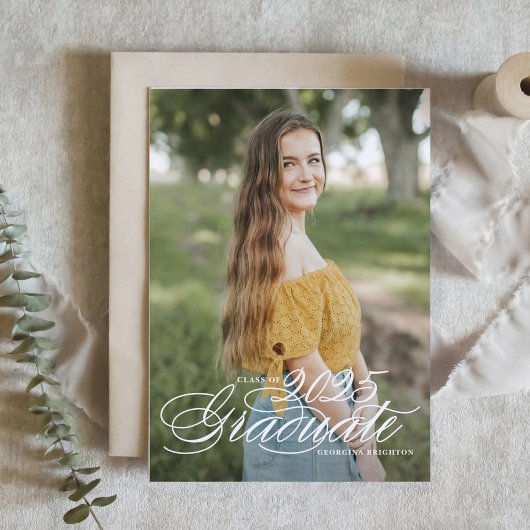 Invitation Classe de script blanc élégant de 2025 Graduation