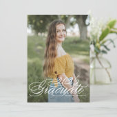 Invitation Classe de script blanc élégant de 2025 Graduation (Debout devant)