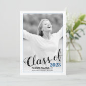 Invitation Classe moderne de 2023 script classique photo bleu (Debout devant)