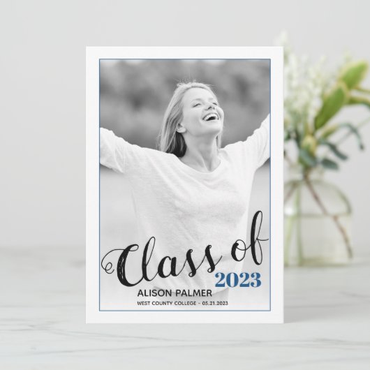 Invitation Classe moderne de 2023 script classique photo bleu (Debout devant)