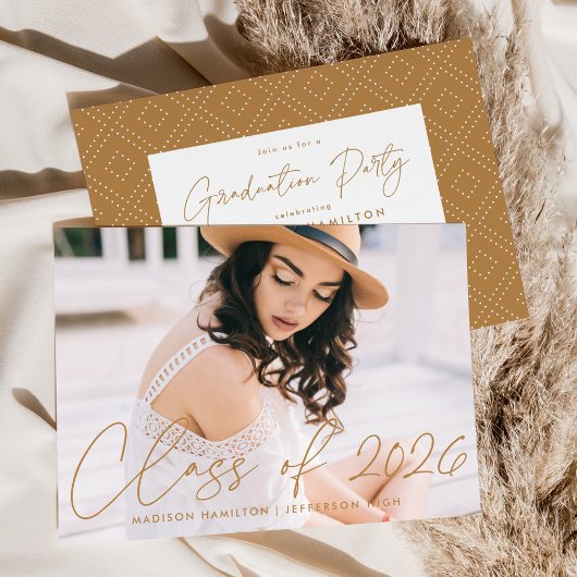 Invitation Classe moderne de 2025 Gold Script Graduation Part