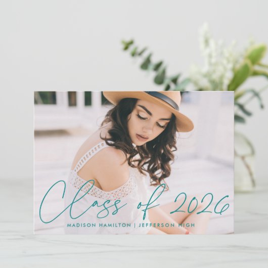 Invitation Classe moderne de 2025 Turquoise Script Graduation (Debout devant)