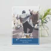 Invitation Classic Bleu Moderne à la mode Graduation (Debout devant)