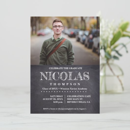 Invitation Classic Chalkboard Homme Célébrer le Diplôme (Debout devant)