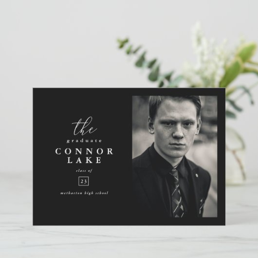 Invitation Classic Horizontal Photo Graduation (Debout devant)