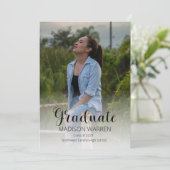 Invitation Classy Script Graduate Deux Photo Graduate Bleu (Debout devant)