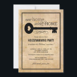 Invitation Clé vintage Nouveau Accueil Doux Domicile Réchauff<br><div class="desc">Une faire-part mobile élégante et une invitation à la fête de ménage au charme vintage comprend un titre "nouvelle maison douce" avec une clé antique avec accent du coeur, parchemin fleurit, texte invitation personnalisé, une bordure rayée, et motif graphique de clés, coeurs, et les trous de clé sur le côté...</div>