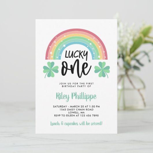 Invitation Clocher vert et arc-en-ciel Lucky One First Birthd (Debout devant)