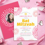 Invitation Code QR Pink Bat Mitzvah Photo Explosion Étoile Gr<br><div class="desc">Soyez fiers, réjouissez-vous et mettez en valeur ce jalon de votre Bat Mitzvah préférée avec cette invitation QR code personnalisée amusante, tendance et funky ! Des explosions d'étoiles de fleurs rétro pop rose chaud et corail avec des étoiles de David, ainsi qu'une typographie sans empattement moderne jaune, rose chaud et...</div>
