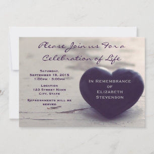 Invitation Cœur violet émouvant sur une plage en mémorial