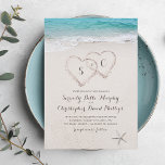 Invitation Coeurs dans le sable destination mariage plage<br><div class="desc">Il comprend deux coeurs dans le sable et les initiales de la mariée et du marié avec l'eau turquoise et l'arrière - plan de plage de sable blanc,  idéal pour les mariages de plage d'été,  ou mariage de destination tropicale.</div>