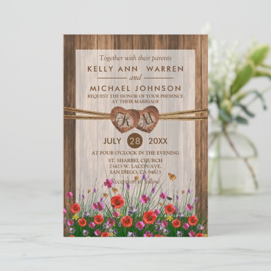 Invitation Coeurs en bois de monogramme avec de beaux fleurs (Debout devant)