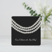 Invitation collier de perle blanche sur noir pour la fête d'a (Debout devant)