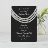 Invitation Collier de perles blanches Birthday Party sur fond (Debout devant)
