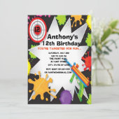 Invitation colorée de fête d'anniversaire de (Debout devant)