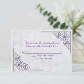 Invitation conception élégante de coin violet RSVP (Debout devant)