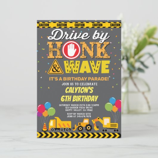 Invitation Conduite Par Boy Birthday Parade Camions De Constr (Debout devant)