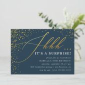 Invitation Confetti Marine & Gold Script Surprise Party (Debout devant)