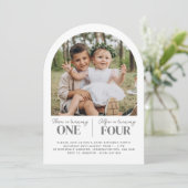 Invitation conjointe de premier anniversaire Photo (Debout devant)