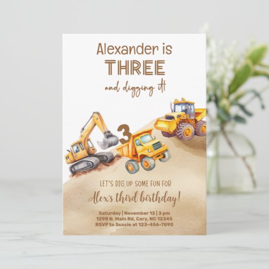 Invitation Construction trucks boy birthday invitation. (Debout devant)