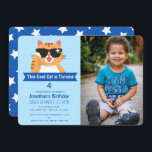 Invitation Cool Chat Funny mignon photo d'anniversaire de l'e<br><div class="desc">Célébrez la journée spéciale du chat cool avec le design d'anniversaire de ce chat Cool enfant. Design propose un mignon chat tabby orange avec lunettes de soleil contre un arrière - plan pastel clair. L'inverse est un motif d'étoiles blanches. Objets correspondants dans notre boutique pour un thème de fête complet....</div>