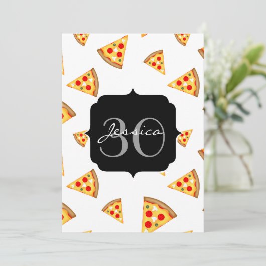 Invitation Cool et fun pizza tranches motif Monogram blanc (Debout devant)