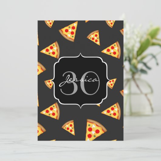 Invitation Cool et fun pizza tranches motif Monogram Invitati (Debout devant)