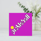 Invitation Cool Fun Mod PICKLEBALL Texte Balle Sur Rose Clair (Debout devant)