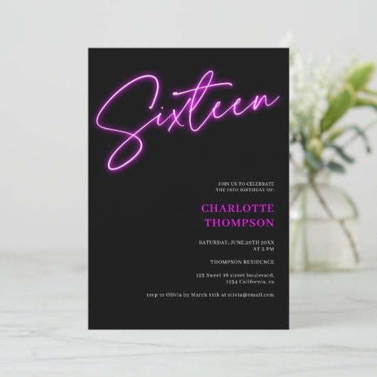 Invitation Cool neon violet script rétro noir photo Sweet 16 (Debout devant)