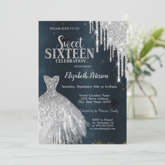 Invitation Cool Parties scintillant en argent, Robe bleu fonc (Debout devant)