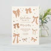 Invitation Coquette Beige Bow Graduation Party (Debout devant)
