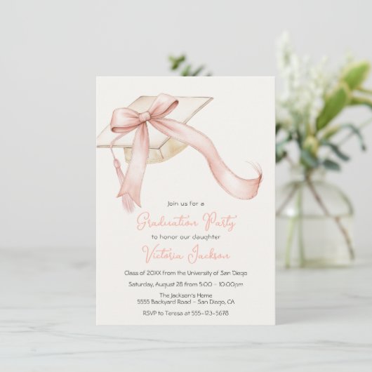 Invitation Coquette Bow rose Girly Graduation Cap (Debout devant)