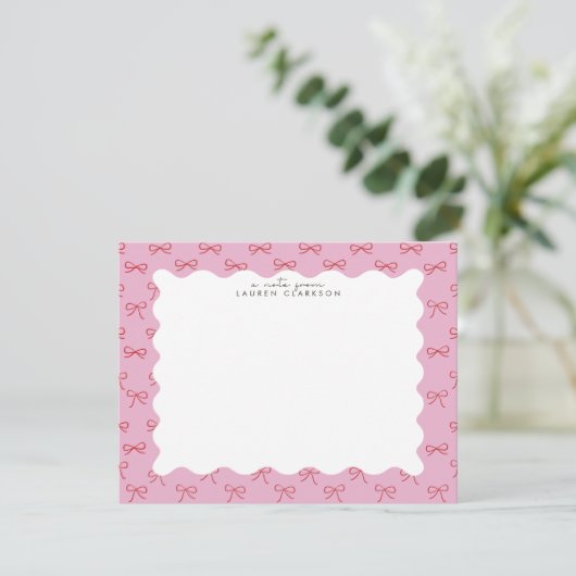 Invitation Coquette Pink Bow Wavy Border Note card (Debout devant)