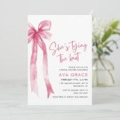 Invitation Coquette rose elle noue la Fête des mariées (Debout devant)