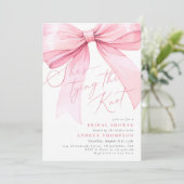 Invitation Coquette rose Elle noue la Fête des mariées (Debout devant)