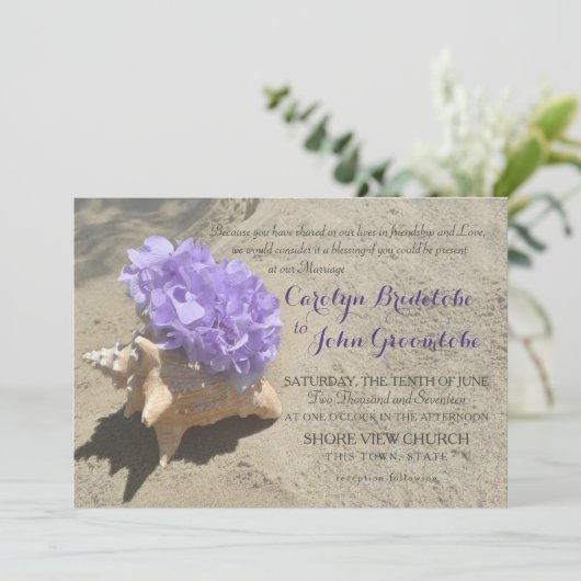 Invitation Coquillages et Hydrangée violette dans le sable (Debout devant)
