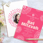 Invitation Corail rose Bat mitzvah Photo Bold Starburst Super<br><div class="desc">Soyez fier, réjouissez-vous et présentez ce jalon de votre Bat mitzvah préféré avec cette invitation ludique, tendance, super, personnalisée ! Des starbursts de fleurs blanches et roses rousses rétro avec Stars of David, ainsi que des typographies modernes audacieuses de sans serif rose et rose-bleu, recouvrent un arrière - plan rose-corail...</div>