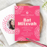 Invitation Coral rose Bat mitzvah Photo Starburst Bold Super<br><div class="desc">Soyez fier, réjouissez-vous et présentez ce jalon de votre Bat mitzvah préféré avec cette invitation ludique, tendance, super, personnalisée ! Des starbursts de fleurs blanches et roses rousses rétro avec Stars of David, ainsi que des typographies modernes audacieuses de sans serif rose et rose-bleu, recouvrent un arrière - plan rose-corail...</div>