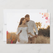 Invitation Coral rouge fleur graphique confetti pétales maria (Dos)