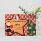 Invitation Costume d'anniversaire d'Halloween (rouge) (Debout devant)