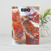 Invitation côtes barbecues sur une assiette (Debout devant)