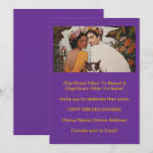 Invitation Couple interracial violet art floral avec chat (Devant / Derrière)