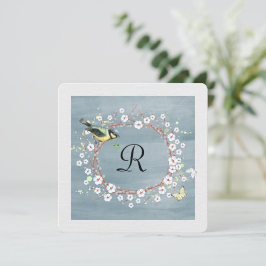 Invitation couronne fleurie avec monogramme et oiseau (Debout devant)