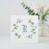 Invitation couronne florale bleu simple avec monogramme (Debout devant)