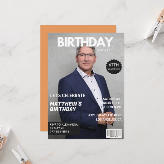 Invitation Couverture de magazine moderne pour son 67e annive (Devant/Arrière en situation)