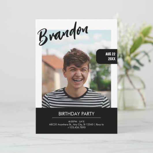 INVITATION COUVERTURE DE MAGAZINE POUR ADOLESCENT MODERNE (Debout devant)